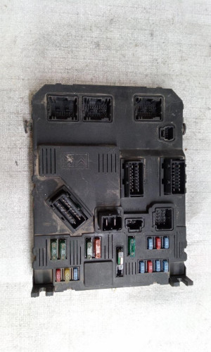 CAJA RELES / FUSIBLES 