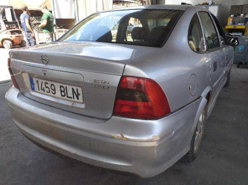 OPEL VECTRA B BERLINA — vehículo donante para recambios 