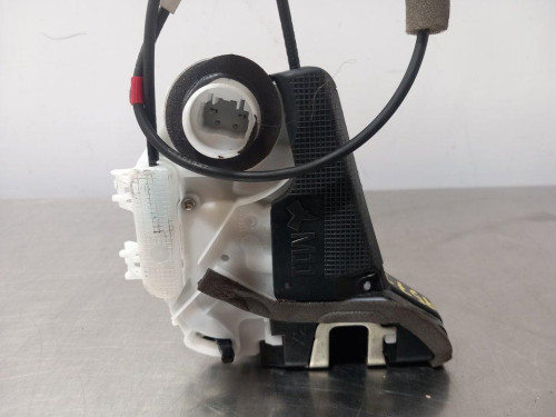  CERRADURA PUERTA TRASERA DERECHA Toyota YARIS CROSS 