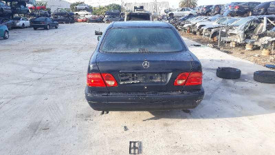 MERCEDES-BENZ CLASE E (BM 210) BERLINA