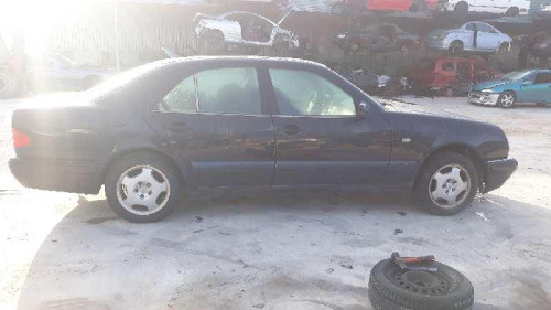  MERCEDES-BENZ CLASE E (BM 210) BERLINA 