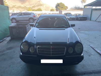 MERCEDES-BENZ CLASE E (BM 210) BERLINA