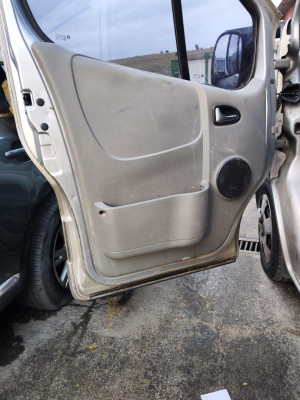 GUARNECIDO PUERTA DELANTERA IZQUIERDA