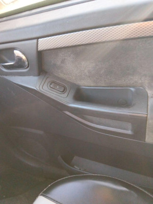 GUARNECIDO PUERTA DELANTERA DERECHA