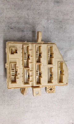 CAJA RELES / FUSIBLES