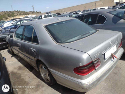 MERCEDES-BENZ CLASE E (BM 210) BERLINA