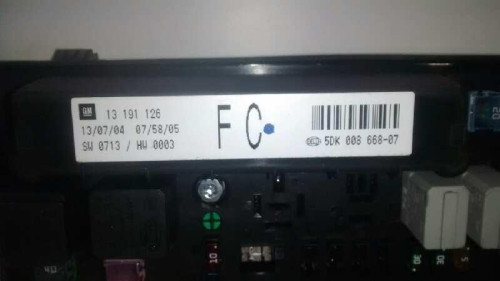  CAJA RELES / FUSIBLES Opel ASTRA H BERLINA 