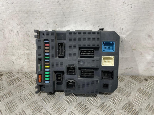  CAJA RELES / FUSIBLES 