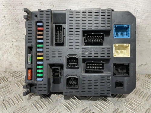  CAJA RELES / FUSIBLES 