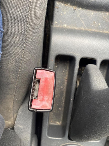 ENGANCHE CINTURON DELANTERO IZQUIERDO VOLKSWAGEN POLO IV (9N3) 