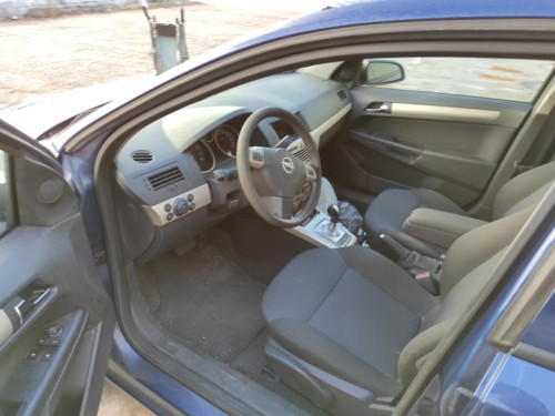 OPEL ASTRA H BERLINA — vehículo donante para recambios 