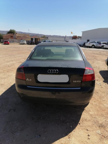 AUDI A4 BERLINA (8E) — vehículo donante para recambios 