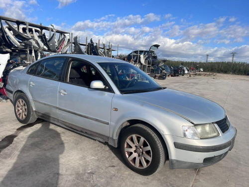  VOLKSWAGEN PASSAT BERLINA (3B2) 