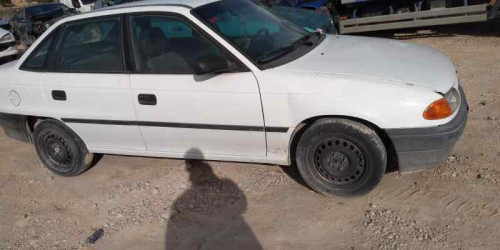 OPEL ASTRA F BERLINA — vehículo donante para recambios 