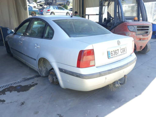  VOLKSWAGEN PASSAT BERLINA (3B2) 