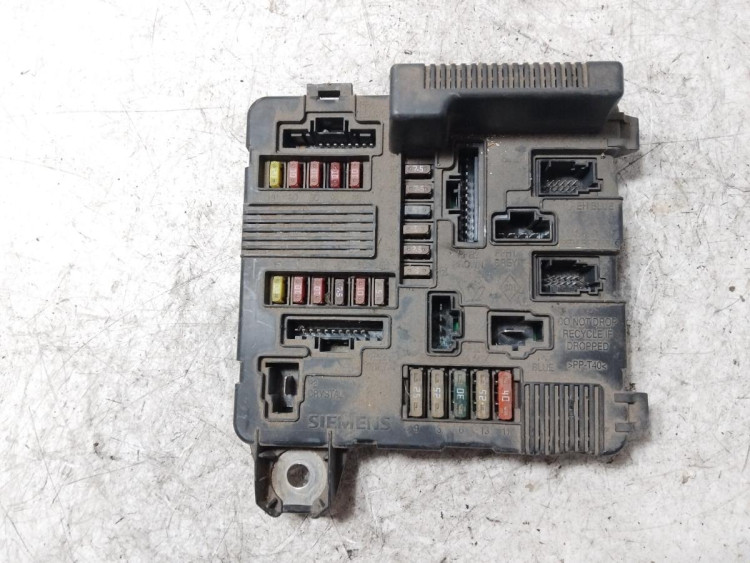 CAJA RELES / FUSIBLES Renault Megane II Berlina 5P (10.2002->)