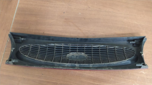 REJILLA DELANTERA FORD FIESTA BERLINA 