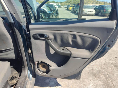 GUARNECIDO PUERTA TRASERA DERECHA