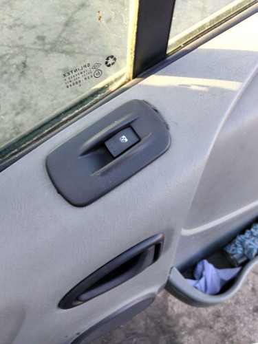 MANDO ELEVALUNAS DELANTERO DERECHO Renault TRAFIC II COMBI 