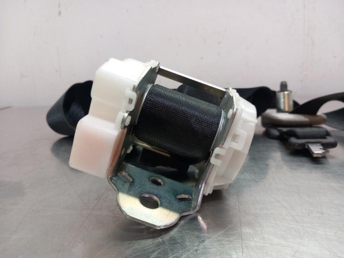 CINTURON SEGURIDAD TRASERO CENTRAL Toyota YARIS (KSP1/NLP1/NSP1) 
