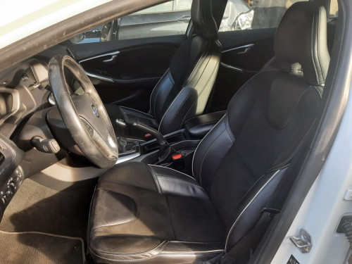 VOLVO V40 — vehículo donante para recambios 