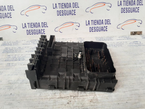  CAJA RELES / FUSIBLES 