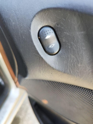 MANDO ELEVALUNAS DELANTERO DERECHO