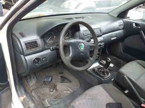  SKODA OCTAVIA BERLINA (1U2) 