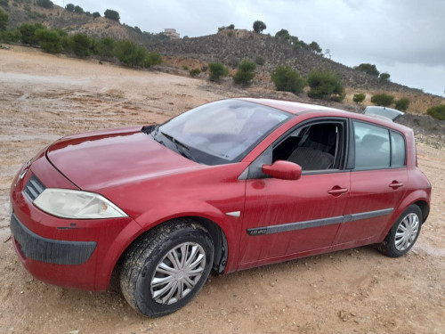 RENAULT MEGANE II BERLINA 5P — vehículo donante para recambios 