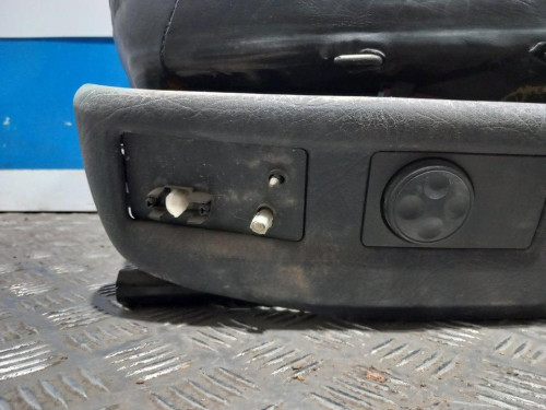  ASIENTO DELANTERO IZQUIERDO 