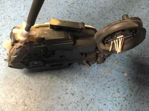 CERRADURA PUERTA TRASERA DERECHA 