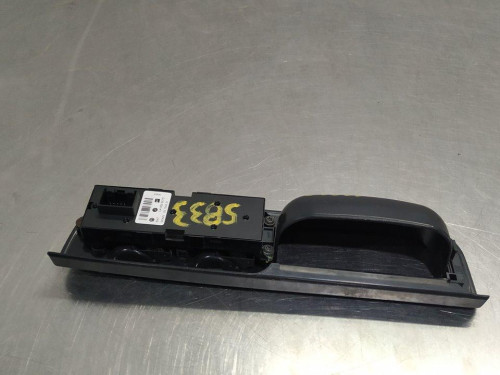 MANDO ELEVALUNAS DELANTERO IZQUIERDO Volkswagen PASSAT BERLINA (3B3) 
