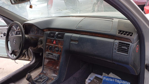  MERCEDES-BENZ CLASE E (BM 210) BERLINA 