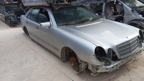  MERCEDES-BENZ CLASE E (BM 210) BERLINA 
