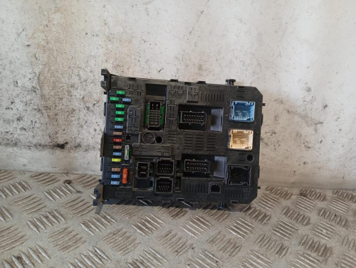 CAJA RELES / FUSIBLES 
