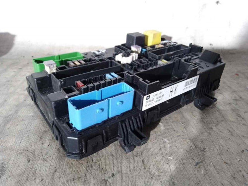 CAJA RELES / FUSIBLES OPEL ASTRA H GTC 