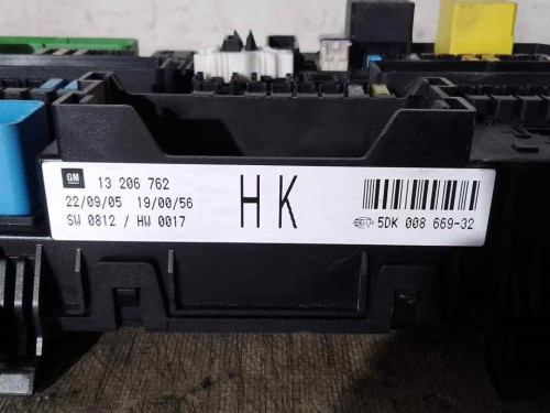 CAJA RELES / FUSIBLES OPEL ASTRA H GTC 