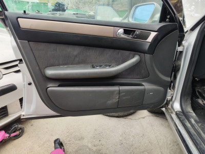 GUARNECIDO PUERTA DELANTERA IZQUIERDA