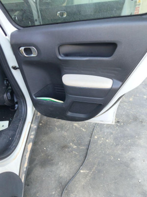 GUARNECIDO PUERTA TRASERA DERECHA