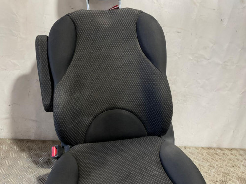 ASIENTO DELANTERO IZQUIERDO 