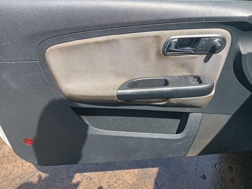 SEAT IBIZA (6L1) — vehículo donante para recambios 