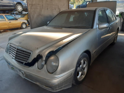 MERCEDES-BENZ CLASE E (BM 210) BERLINA