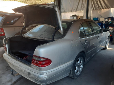 MERCEDES-BENZ CLASE E (BM 210) BERLINA