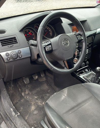 OPEL ASTRA H BERLINA — vehículo donante para recambios 