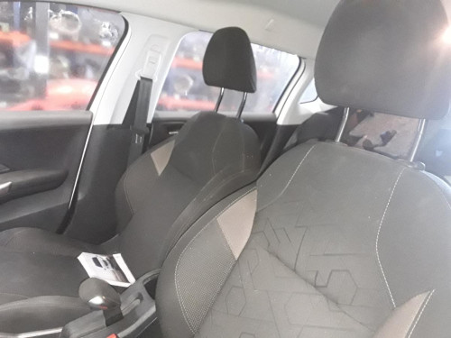 PEUGEOT 2008 — vehículo donante para recambios 