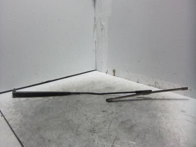 BRAZO LIMPIA DELANTERO DERECHO