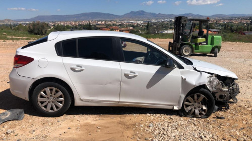 CHEVROLET CRUZE 5-PUERTAS — vehículo donante para recambios 