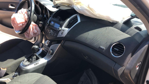CHEVROLET CRUZE 5-PUERTAS — vehículo donante para recambios 