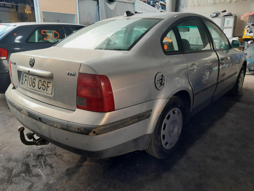  VOLKSWAGEN PASSAT BERLINA (3B2) 