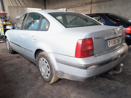  VOLKSWAGEN PASSAT BERLINA (3B2) 